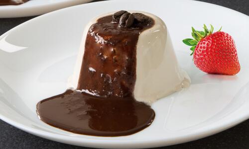 Panna cotta cu Montare D’oro și sirop de cafea cu ciocolată 